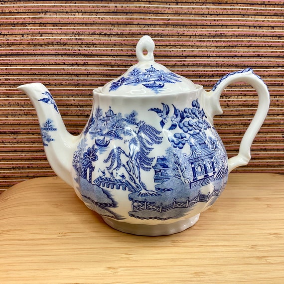 Sadler Willow Pattern Teapot / Traditional Blue and White / Retro Crockery / Vintage Tableware / Home Decor Accessory / Collectable / Gift