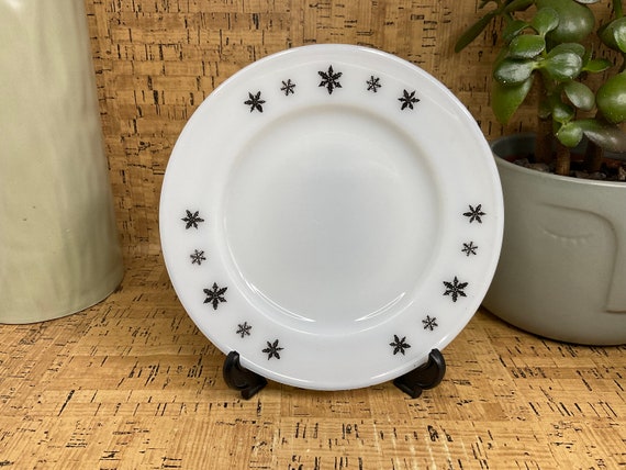 Pyrex Gaiety Snowflake 16.5 cm Side Tea Plates. 1960s Vintage.