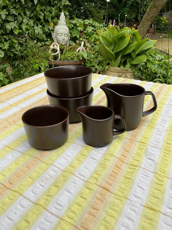 J and G Meakin Maidstone ‘Bianca’ Milk Jugs and Sugar Bowls.