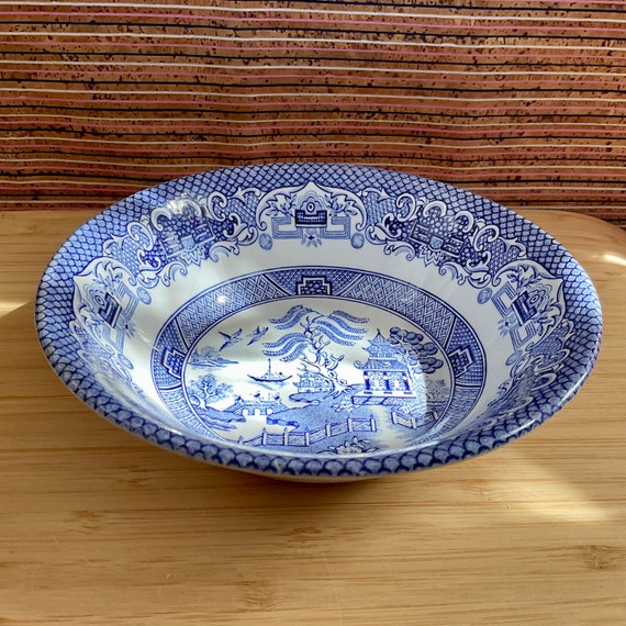 Unmarked Willow Pattern Soup or Cereal Bowl / 1960s Vintage / Traditional Blue and White / Crockery / Retro Tableware / Home Decor