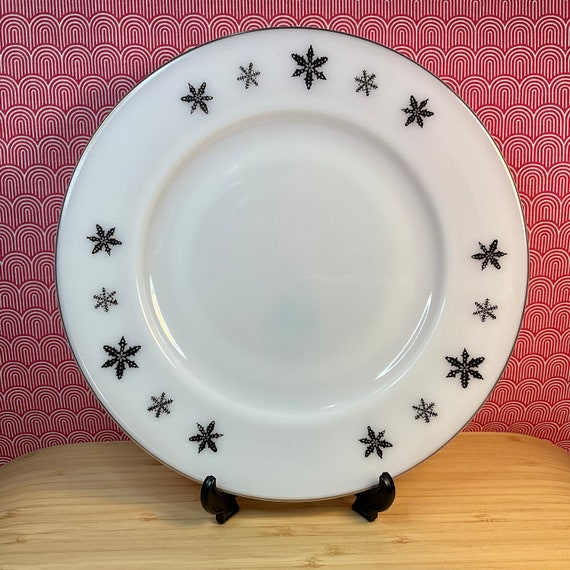 Vintage 1960s JAJ Pyrex Gaiety Snowflake 25 cm Plate / Retro Tableware / 60s Home Decor Accessory / Milk Glass Crockery / Black On White