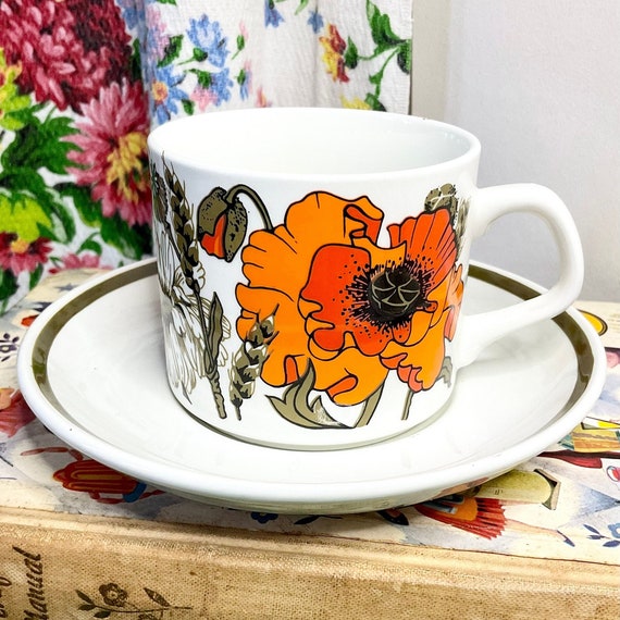 J & G Meakin ‘Poppy’ Cup and Saucer Sets. 1970s Vintage.