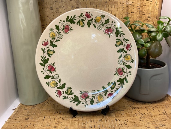 Johnson Bros. Old Granite ‘Gretchen’ 25.5 cm Dinner Plates. 1970s Vintage.