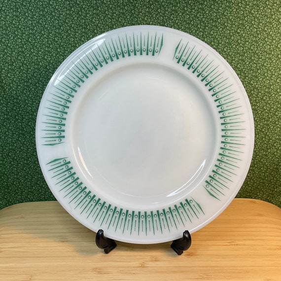 Vintage 1950s Pyrex Green Coronet 21.5 cm Salad Plates / 50s Mid Century Retro Tableware / Milk Glass Crockery / Green Spiky Pattern