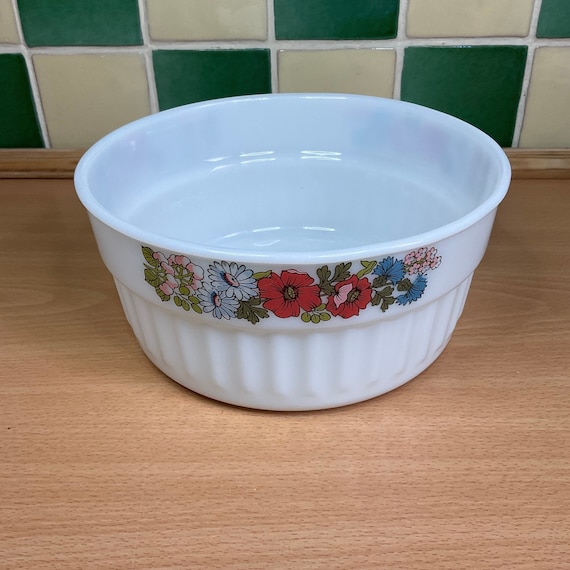 Pyrex Poppy 21 cm Soufflé Dish. 1980s Vintage.