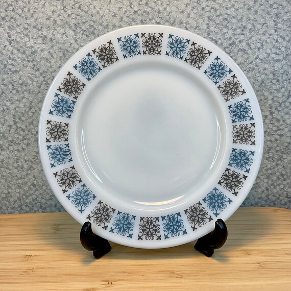 Vintage 1960s/70s JAJ Pyrex Chelsea 16.5 cm Side Tea Plates / 60s Retro Tableware / Milk Glass Crockery / Blue & Black Snowflake Pattern