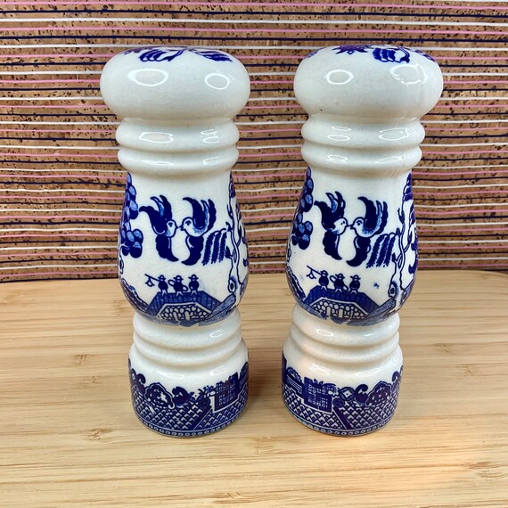 Willow Pattern Salt and Pepper Pot Set / Traditional Blue and White Retro Tableware / 1960s Vintage / Mid Century Home Decor Accessory /