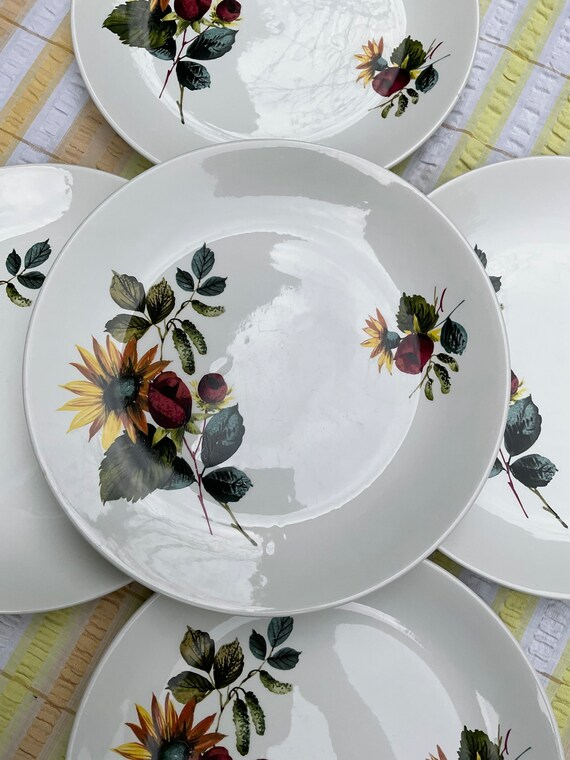 Ridgway ‘Carolina’ 25 cm Mid Century Floral Dinner Plates. 1960s Vintage.