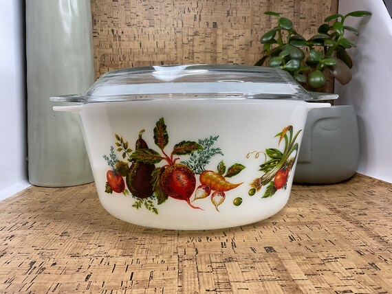 JAJ Pyrex Tuscany Large 4.5 Pint Casserole Dish. Garden Vegetables Design With Glass Lid. 1970s Vintage.