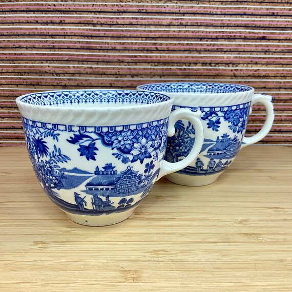 Pair of Unmarked Willow Pattern Tea Cups with Rim Detail / Traditional Blue & White Crockery / 1960s Vintage / Collectable / Retro Tableware