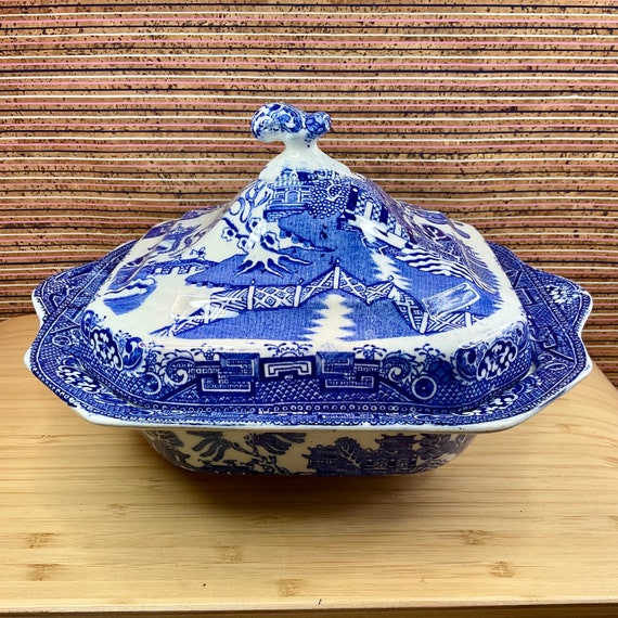 Vintage Willow Pattern Lidded Square Serving Dish / Tureen / Traditional Blue and White Retro Tableware / Home Decor Accessory / Collectable
