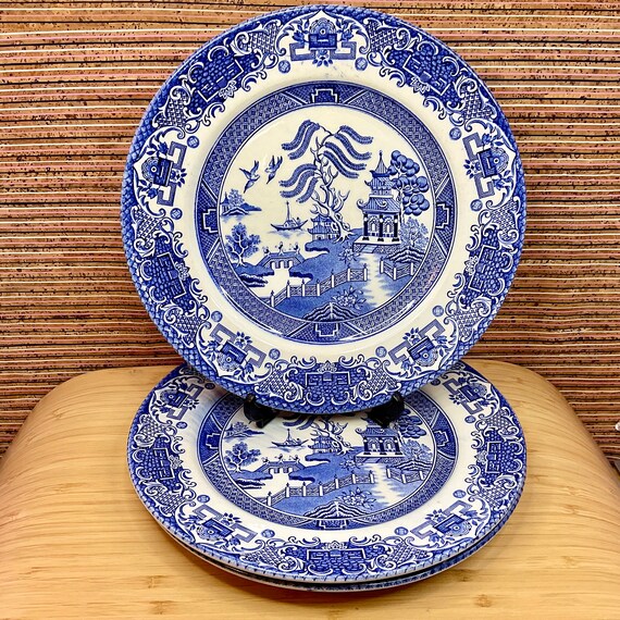 Bundle of 3 EIT 24.5 cm Willow Pattern Dinner Plates / Traditional Blue & White / Crockery China / Retro Tableware / Home Decor/ 1960s-80s