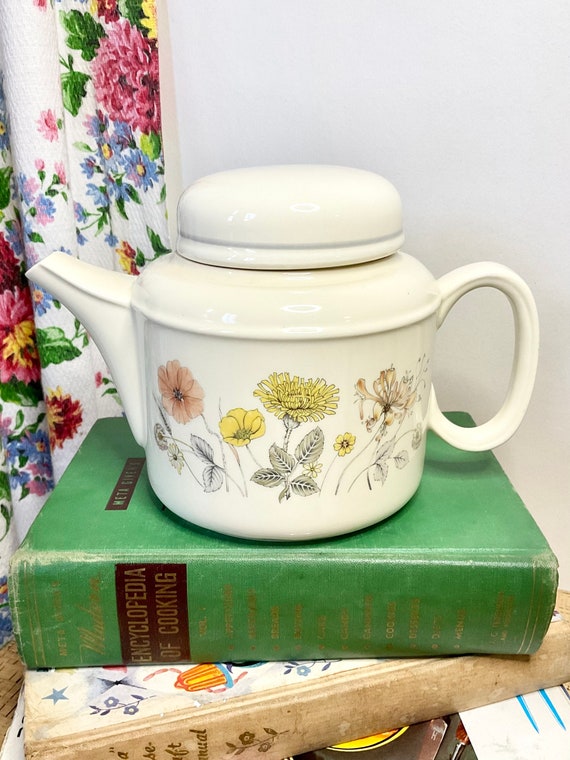 Vintage 1980s J & G Meakin Trend ‘Hedgerow’ Teapot / Retro Tableware / 80s Home Decor Accessory / Kitchen Crockery / Soft Floral Design