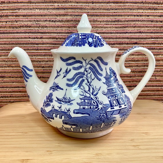 English Ironstone Old Willow Pattern Teapot / Traditional Blue and White / Retro Crockery / Vintage Tableware / Home Decor Accessory