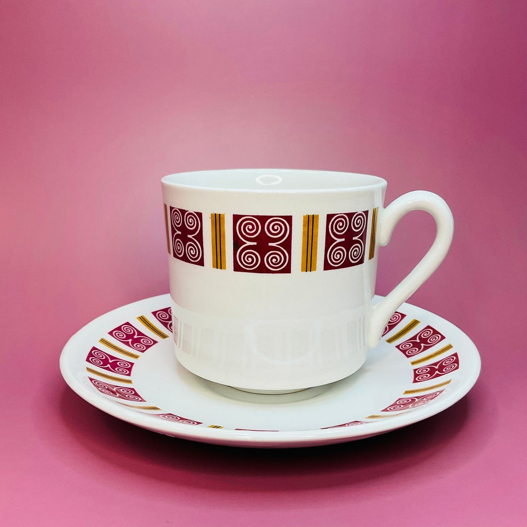 Magníficos juegos de taza y platillo Myott en tonos burdeos y