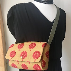 Besace tissu mobilier recyclé, Petit sac à rabat, bandoulière ajustable, Cadeau pour femme