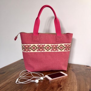 Sac à main rose porté épaule ou creux du coude, sac zippé en toile avec galon brodé, petit cabas fait main, sac cadeau pour femme