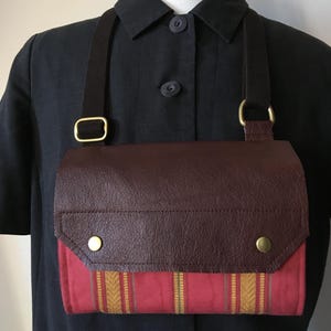 Sac crossbody tissu vintage rabat cuir véritable, petite pochette bandoulière ajustable, besace fleurie, sac messager, cadeau femme