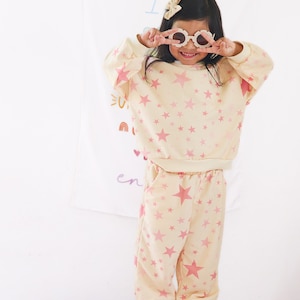 Conjunto de salón para niños con estrellas en color crema y rosa/conjunto de salón para niños en color rosa/conjunto de salón para niños/ropa acogedora para niños/ropa cómoda para niños/pantalones deportivos para niños