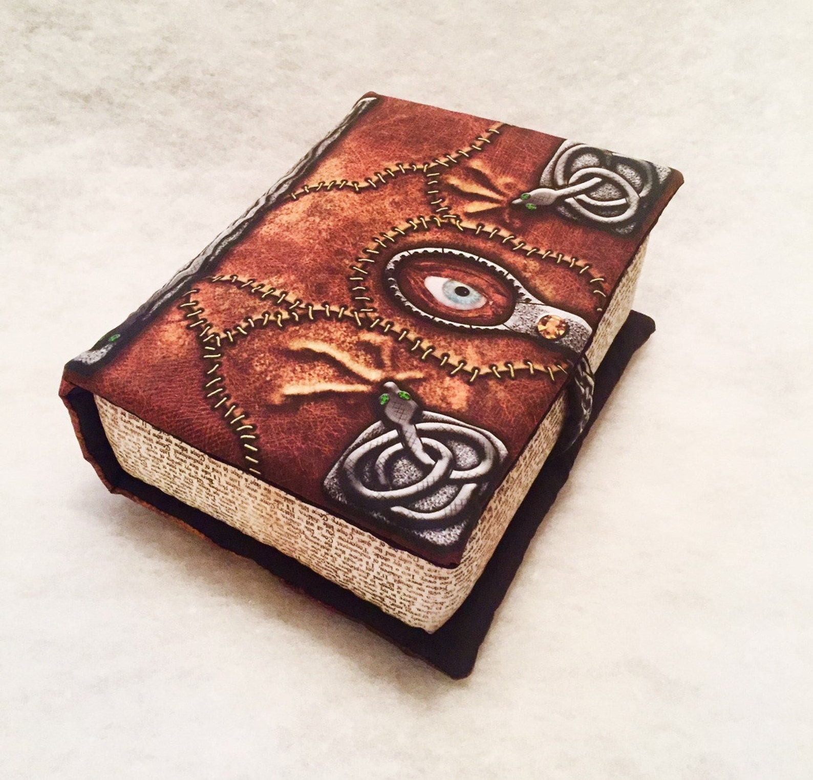 Spellbook. Ледяной гримуар. Гримуар волшебника днд. Гримуар ведьмы. Мод iron spells and spellbook.