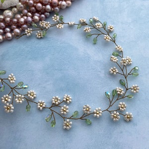 Haarstreng met bloemetjes | haarstreng met groene blaadjes | haarsieraad bruid | haarjuweel bruid metbloemen bruidsaccessoires haar