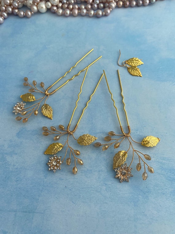 Accessori per capelli da sposa con decorazioni di fiori e perle