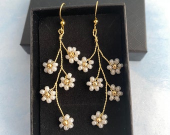 Boucles d’oreilles longues avec fleurs Boucles d’oreilles Daisy Boucles d’oreilles florales de mariée Bijoux de fleurs Cadeau pour son cadeau de la fête des Mères Balançoires botaniques boho