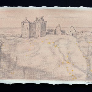 Pode incluir: Um desenho a lápis preto e branco do Castelo de Dunnottar, uma fortaleza histórica situada num penhasco com vista para o mar. O desenho é feito em papel texturizado com um fundo castanho claro.