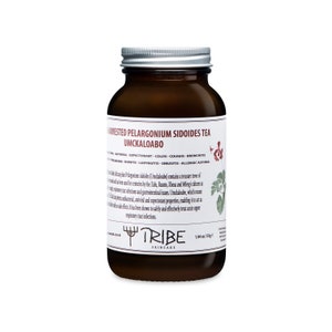 Puede incluir: Un frasco de vidrio marrón con tapa plateada que contiene té Umckaloabo. La etiqueta dice "Harvested Pelargonium Sidoides Tea Umckaloabo" y enumera sus usos como antiviral, expectorante, para resfriados, tos, bronquitis, faringitis, rinitis, laringitis, sinusitis, asma alérgica. La etiqueta también incluye el texto "TRIBE Skincare" y "1.94 oz/55g".