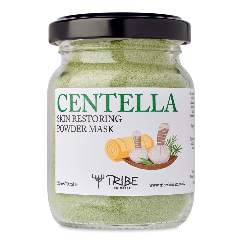 Pu&ograve; includere: Un barattolo di vetro con un coperchio nero contenente una polvere verde. L'etichetta recita "CENTELLA SKIN RESTORING POWDER MASK" con una piccola illustrazione di un ambiente spa. Il barattolo &egrave; da 2,5 oz/70 ml.