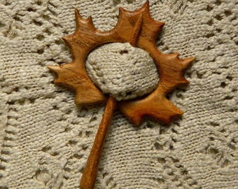 Broche de madera maciza de sauce  ( shawl pin ) con la forma de una hoja de arce, símbolo de Canadá, para utilizar con bufandas y pañuelos .