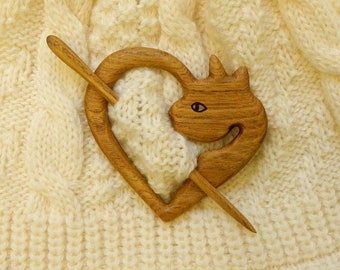 Broche para pañuelos y bufandas con forma de gato hecho con madera de acacia.