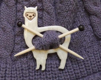 Broche de madera pintada y lacada  en forma de alpaca para bufandas pañuelos y jerséis (shawl pin ).