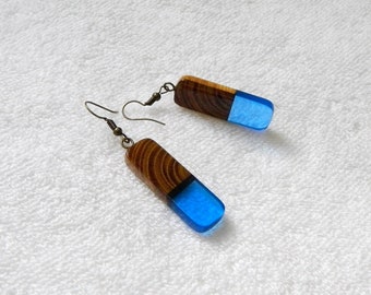 Pendientes de madera de acacia y resina con ganchos de metal antiguo,