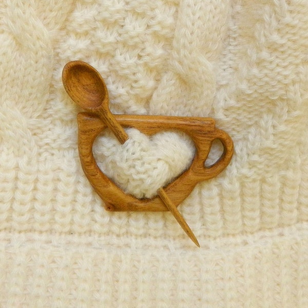 Broche de madeira de acácia em forma de xícara de café para suéteres, cachecóis e lenços de seda.