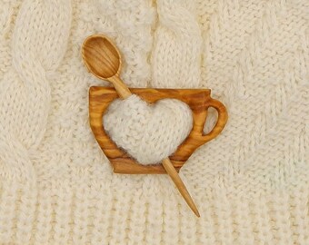 Broche de madera de olivo en forma de taza de café  para jerséis, bufandas y pañuelos de seda.