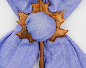 Broche de madera maciza de olivo  ( shawl pin ) con la forma de una hoja de arce, símbolo de Canadá, para utilizar con bufandas y pañuelos .