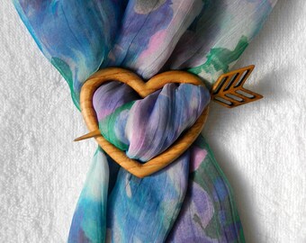 Chestnut wood brooch in the shape of an heart for silk scarves, sweaters, scarves and handkerchiefs.