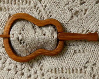 Broche de madera de teca, en forma de guitarra clásica,  para bufandas, chaquetillas de lana, jerséis.