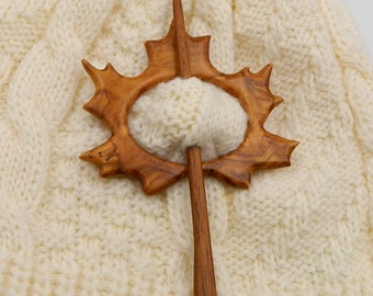 Broche de madera maciza de olivo  ( shawl pin ) con la forma de una hoja de arce, símbolo de Canadá, para utilizar con bufandas y pañuelos .