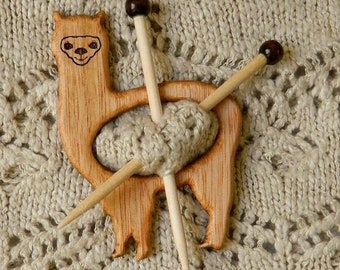 Broche de madera labrada en forma de alpaca para bufandas pañuelos y jerséis (shawl pin ).