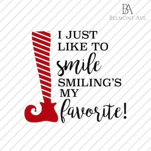 Op de afbeelding: Een grillig ontwerp met een rood en wit gestreepte elfenbeen en de tekst "I just like to smile, smiling's my favorite!" in een speels lettertype. Het ontwerp is geplaatst tegen een diagonaal gestreepte achtergrond, perfect voor kerstversieringen.