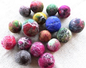 Può includere: Una collezione di 16 palle di lana infeltrita colorate in varie tonalità di rosso, rosa, verde, blu, grigio e marrone. Le palle sono fatte di lana e hanno una consistenza morbida e soffice.