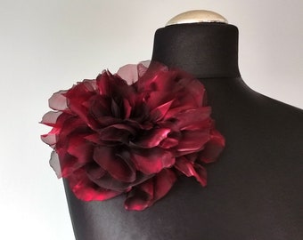 Große Blumen Brosche, weinrot/dunkel bordeaux Handgemachte Organza Brosche, Anstecknadel, Schalnadel, Lagenlook, Ansteckblume, Hochzeit, Geschenk für Sie