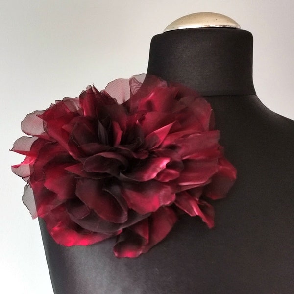 Broche de flores grande, broche de organza hecho a mano granate/borgoña oscuro, ramillete, alfiler de chal, lagenlook, ramillete de flores, boda, regalo para ella