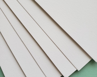 Cartulina blanca de 100 lb, acabado cáscara de huevo, paquete de 100 hojas de 8,5" x 5,5", rayadas