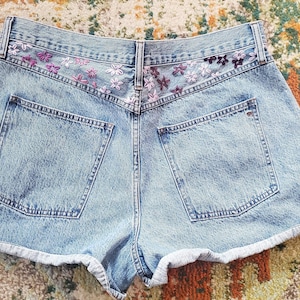 Shorts de mezclilla de Madewell con flores moradas bordadas a mano