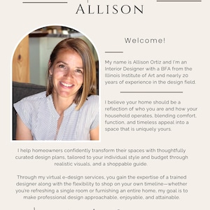 Puede incluir: Una tarjeta de presentaci&oacute;n profesional con el texto Hi, I'm ALLISON, Welcome! y una biograf&iacute;a de la dise&ntilde;adora de interiores Allison Ortiz. La tarjeta incluye un retrato de una persona con cabello casta&ntilde;o y una camisa a rayas.