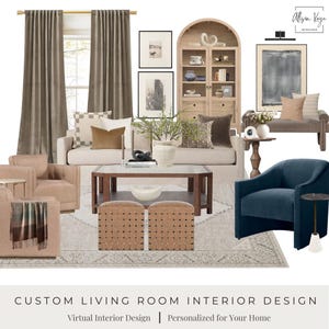 Puede incluir: Un tablero de diseño de interiores para sala de estar con un sofá beige, dos sillones color canela, una silla decorativa azul marino, una mesa de centro de madera, dos otomanas tejidas, una alfombra clara, cortinas topo y un armario arqueado de madera.