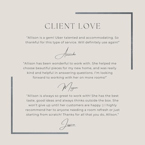 Puede incluir: Una pantalla gr&aacute;fica beige titulada CLIENT LOVE con tres testimonios de clientes. El texto incluye rese&ntilde;as de Amanda, Megan y Jessica elogiando los servicios de Allison, enmarcadas por dos corchetes gris oscuro sobre un fondo beige claro.